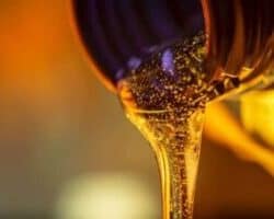 روغن هیدرولیک با ویژگی‌های خاص برای عملکرد بهینه سیستم‌های هیدرولیک و افزایش طول عمر تجهیزات